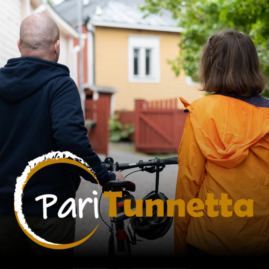 Ett par leder en cykel, logon med texten Pari Tunnetta.