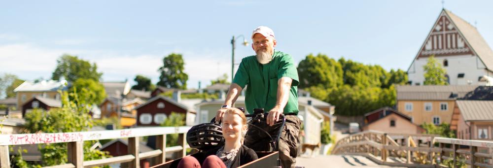Sommar, två personer på en lådcykel, Borgå.