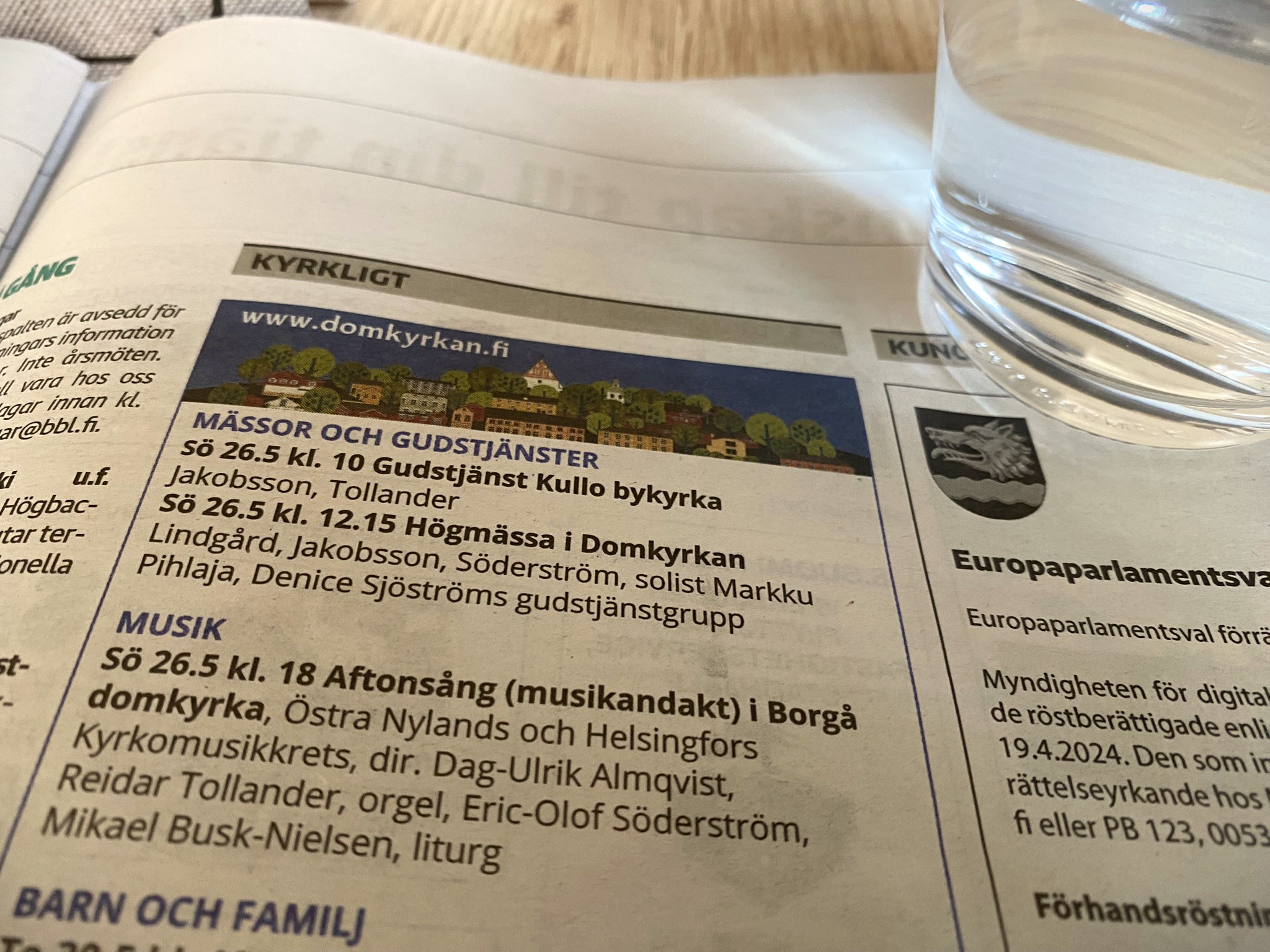 Annons på tidningsuppslag.