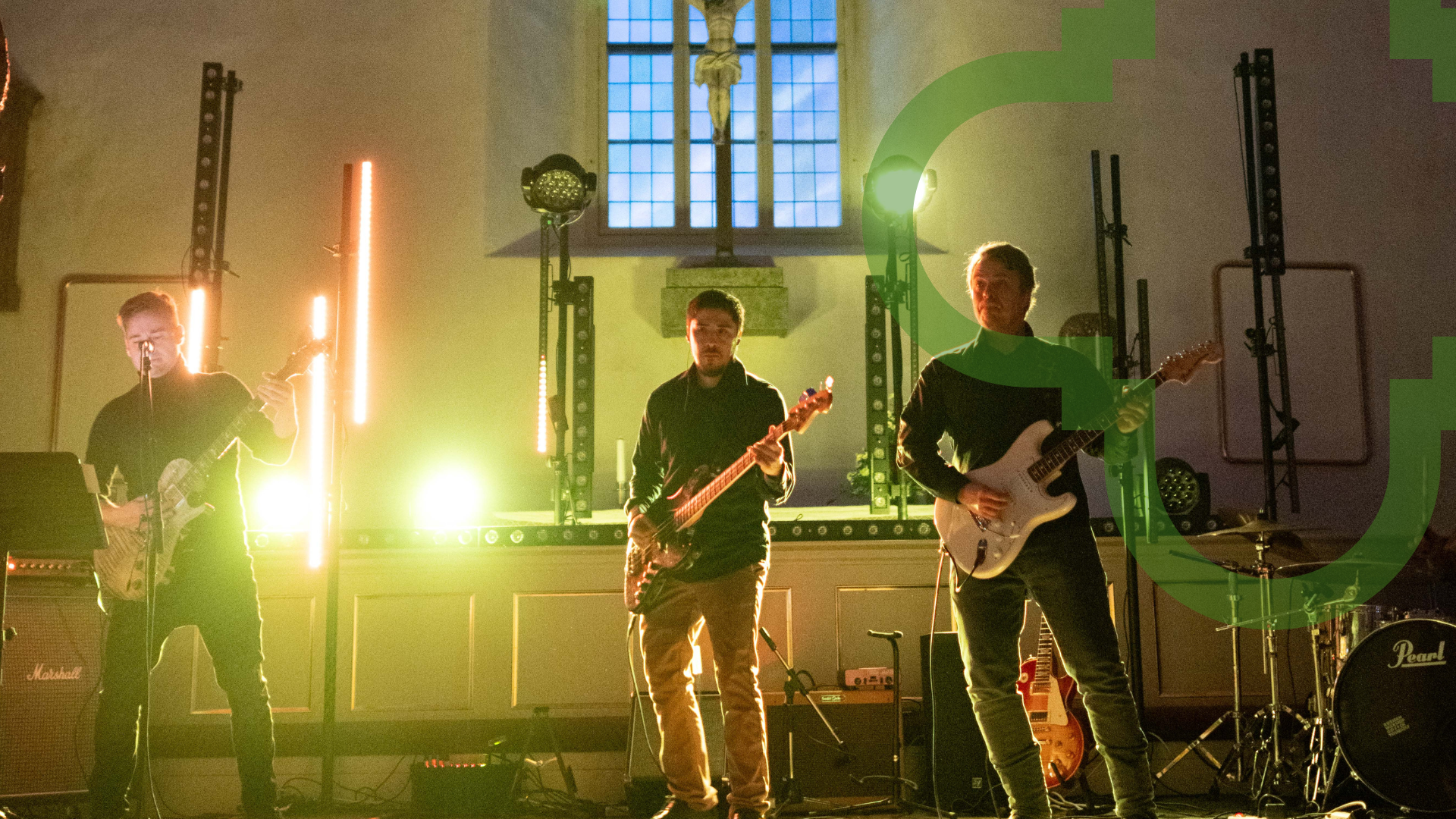 Rockband med vibrant ljus framför altaret.