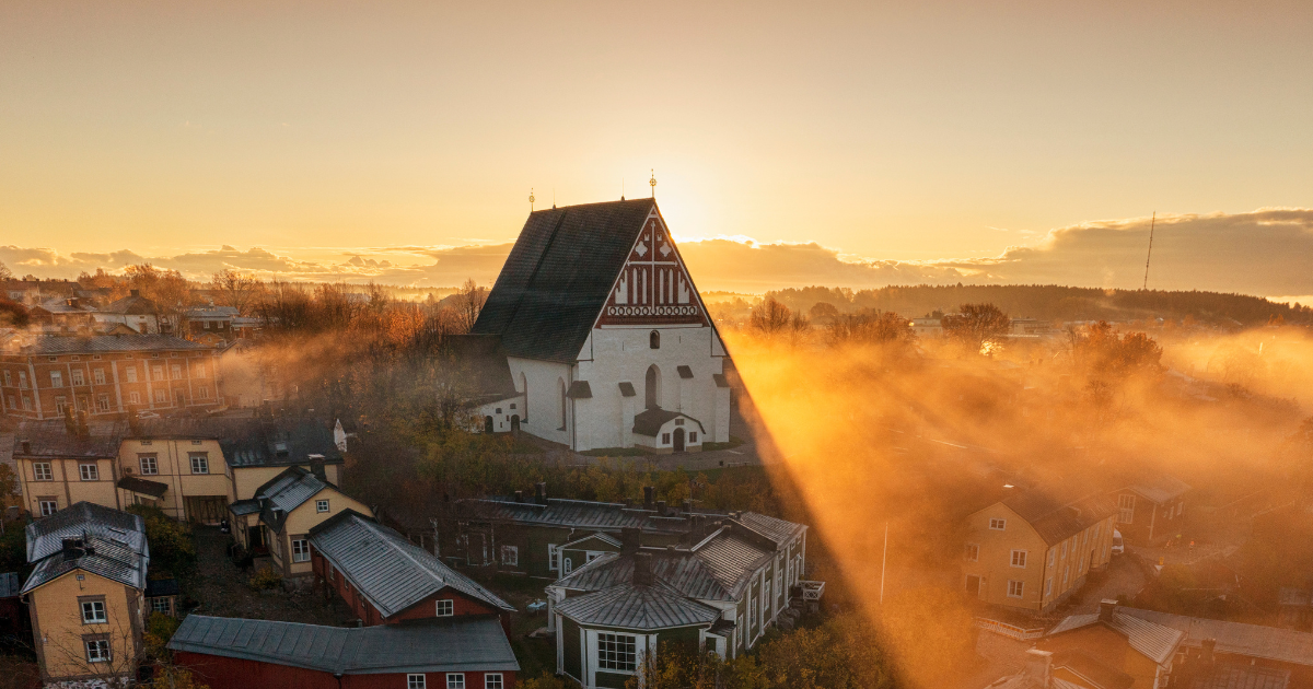 Kyrka i vackert motljus.