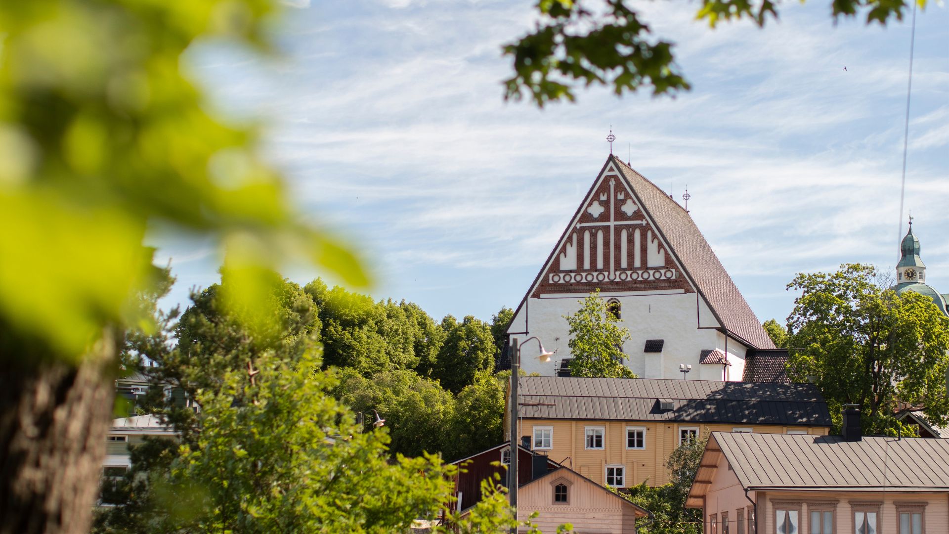 kyrkan i sommarlandskap.