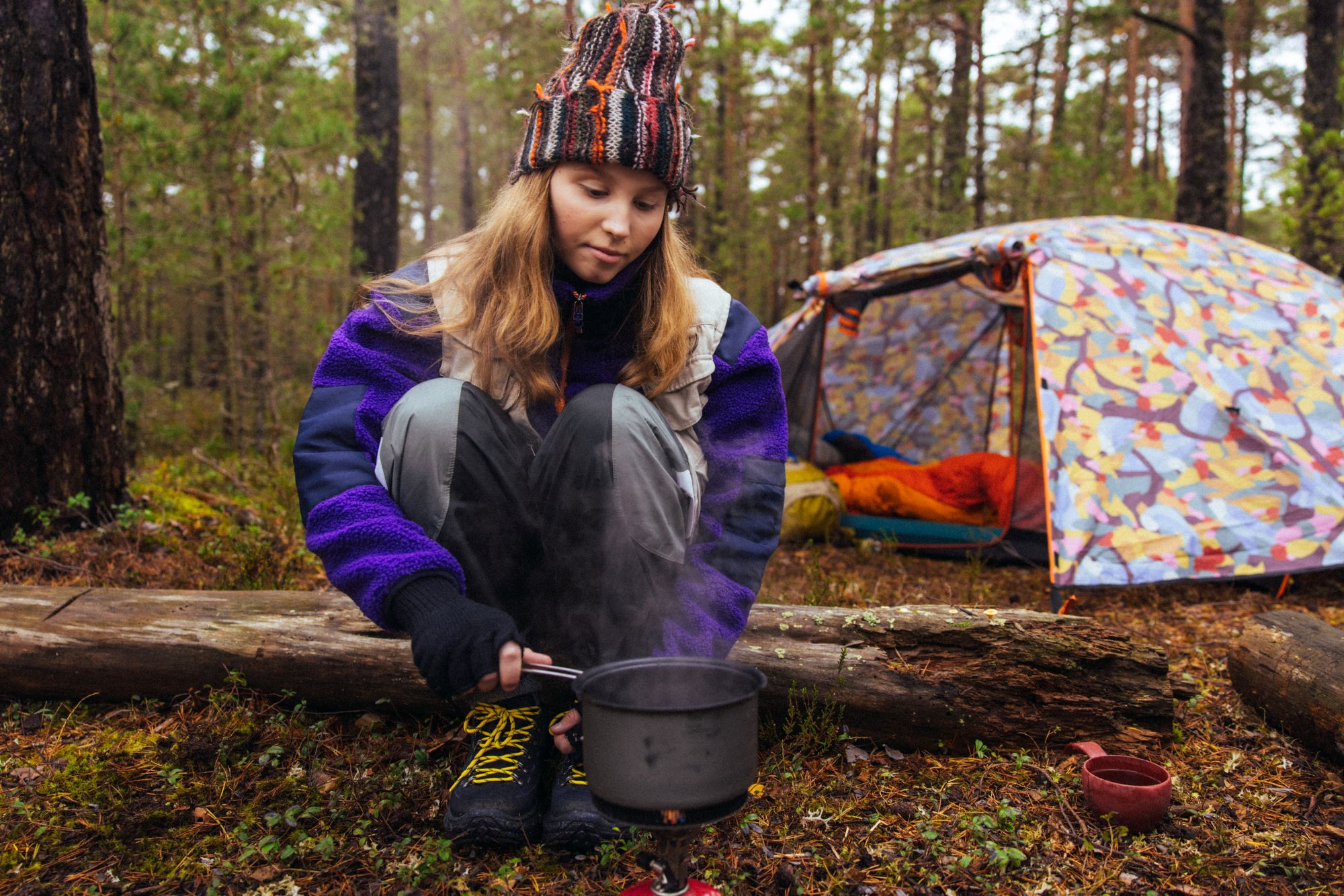Flicka i skogen, pausmat, tält.