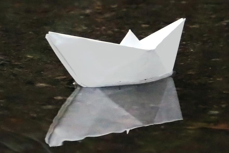 En ensam båt viken av papper.