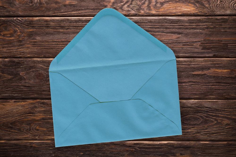 Ett öppet blått tomt kuvert. 